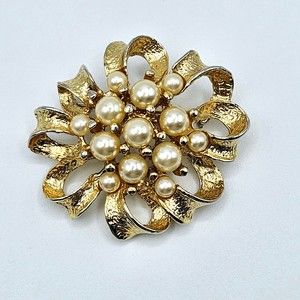 MMOO Brooch Faux Pearl Cluster Ribbon Bow Goldtone Vintage Estate Jewelry Pin